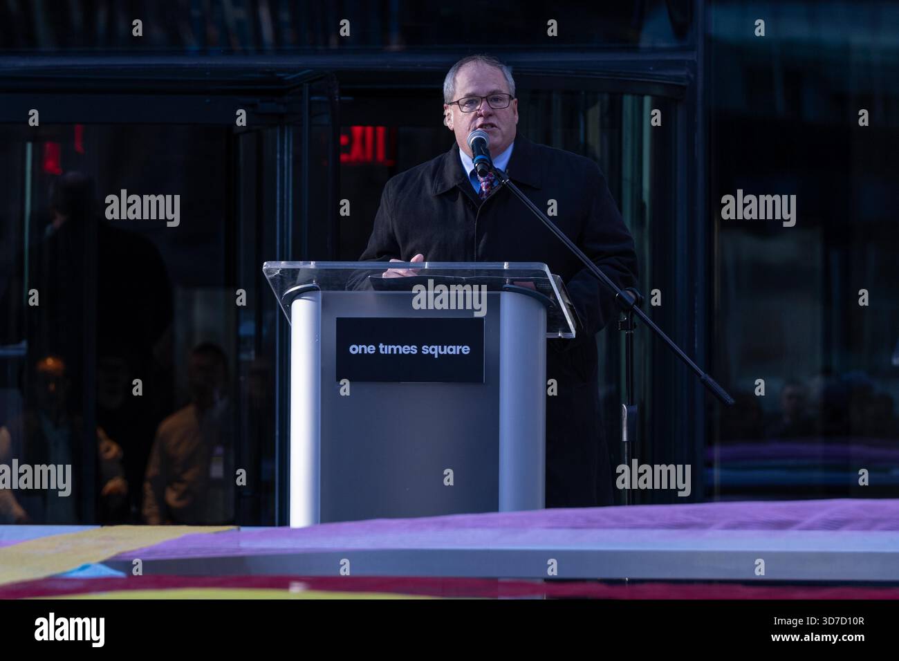 Bronx, New York, États-Unis. 24 novembre 2025. Tom Harris, président de Times Square Alliance, prononce une allocution lors du dévoilement du tout nouveau bal du nouvel an de Times Square lors d'une présentation de presse au sommet du One Times Square à New York, NY, le 24 novembre 2025. Nouvelle boule faite de 5 280 cristaux de Waterford et pesant 12 350 livres (crédit image : © Lev Radin/ZUMA Press Wire) USAGE ÉDITORIAL SEULEMENT ! Non destiné à UN USAGE commercial ! Banque D'Images