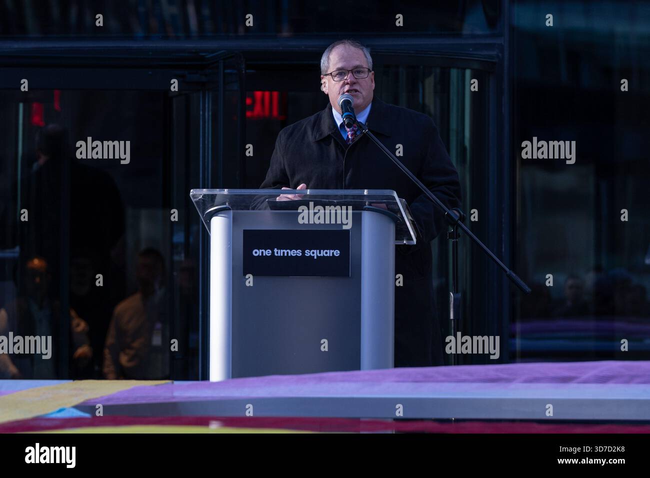 New York, États-Unis. 24 novembre 2025. Tom Harris, président de Times Square Alliance, prononce une allocution lors du dévoilement du tout nouveau bal du nouvel an de Times Square lors d'une présentation de presse au sommet du One Times Square à New York, NY, le 24 novembre 2025. Nouvelle boule faite de 5 280 cristaux de Waterford et pesant 12 350 livres. (Photo de Lev Radin/Sipa USA) crédit : Sipa USA/Alamy Live News Banque D'Images