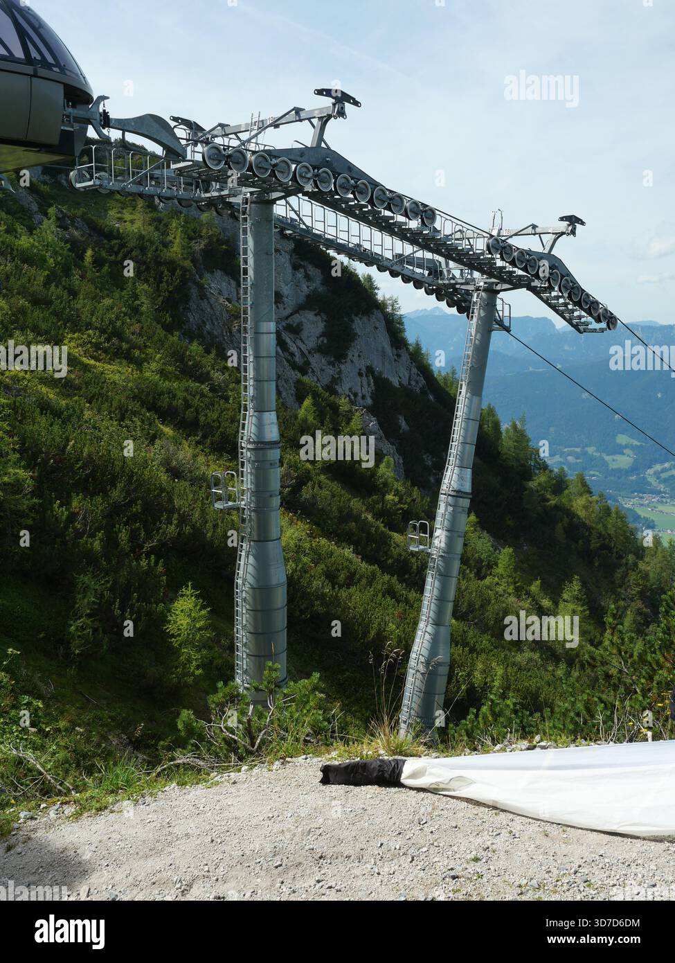 Tours de téléphérique, rouleaux et technologie de la Jennerbahn dans le paysage alpin. Gros plan. Copyspace. Banque D'Images