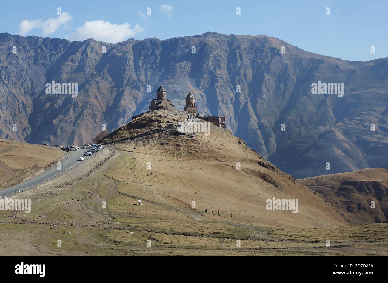 La vue de l'ancienne Gergeti Trinity Church ou Holy Trinity Church près du village de Stepantsminda en Géorgie, Caucase magnifique paysage large, montagne Banque D'Images