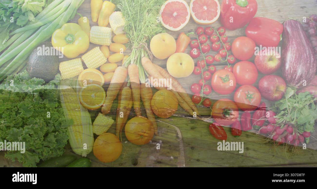 Présentation centrée des produits assortis au plafond sur une table en bois, superposition des planches de quai et de l'eau Banque D'Images