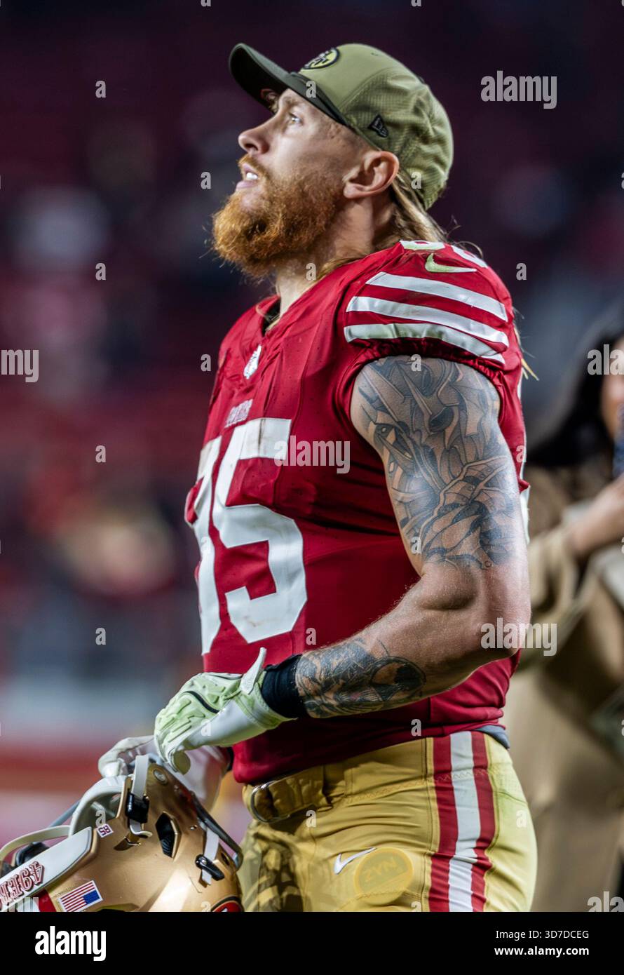 Santa Clara, États-Unis. 24 novembre 2025. 24 novembre 2025 Santa Clara, CA U.S.A San Francisco Tight End George Kittle (85) regarde vers la boîte de presse après le match de football NFL Monday Night entre les Carolina Panthers et les 49ers de San Francisco. San Francisco a battu Carolina 20-9 au Levi Stadium San Francisco Calif. Thurman James/CSM/Sipa USA (crédit image : © Thurman James/Cal Sport Media/Sipa USA) crédit : Sipa US/Alamy Live News Banque D'Images