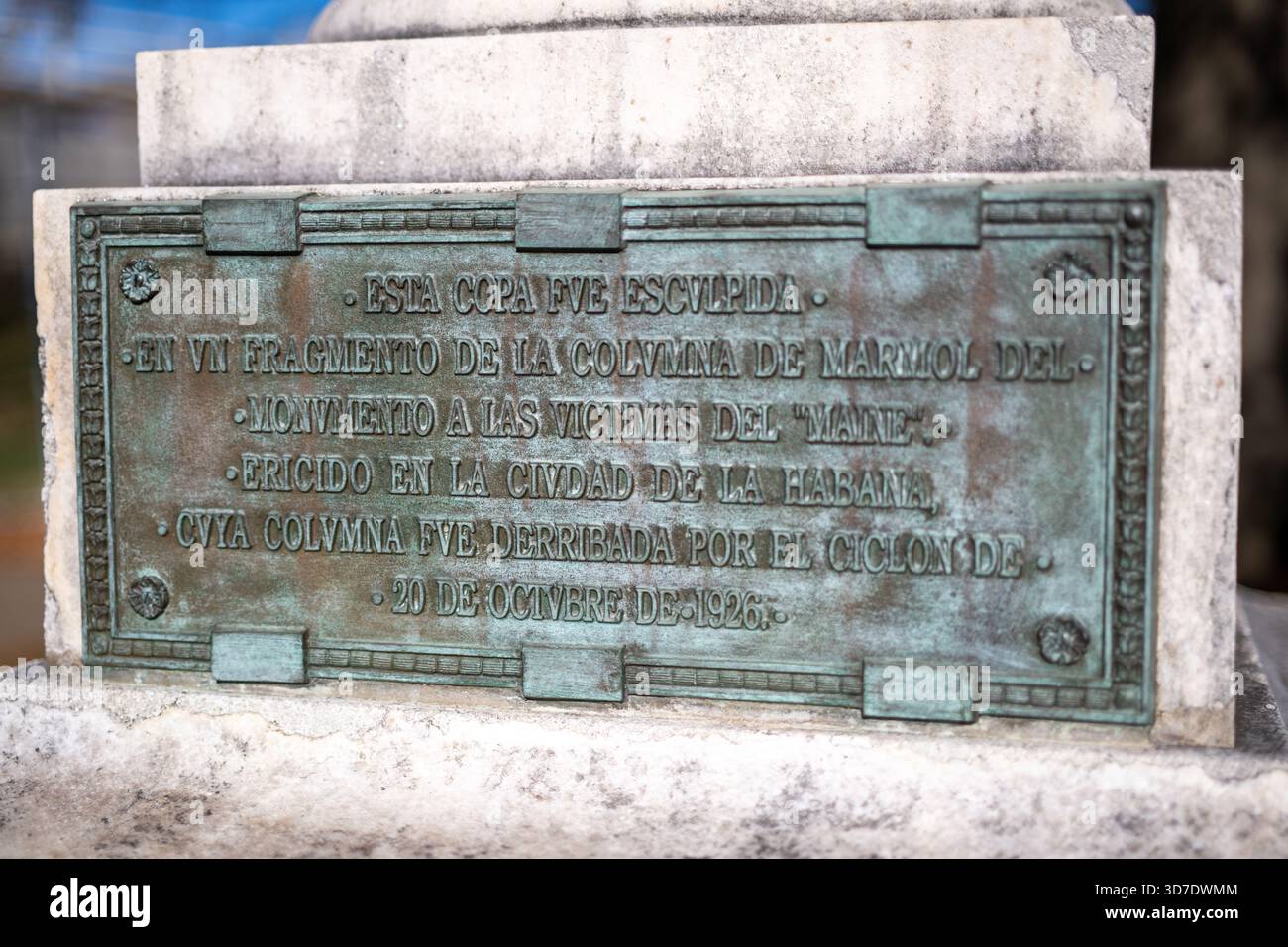 WASHINGTON DC — Une plaque de bronze sur le fragment du Maine Monument dans le West Potomac Park explique son origine du monument USS Maine original à la Havane, Cuba. Ce fragment provient d'une colonne de marbre du monument dédié aux victimes de l'USS Maine, érigé à la Havane. La plaque indique que la colonne a été renversée par un ouragan dévastateur le 20 octobre 1926. L'explosion de l'USS Maine en 1898 a été un événement clé menant à la guerre hispano-américaine. Ce fragment est un mémorial à Washington D.C. Banque D'Images