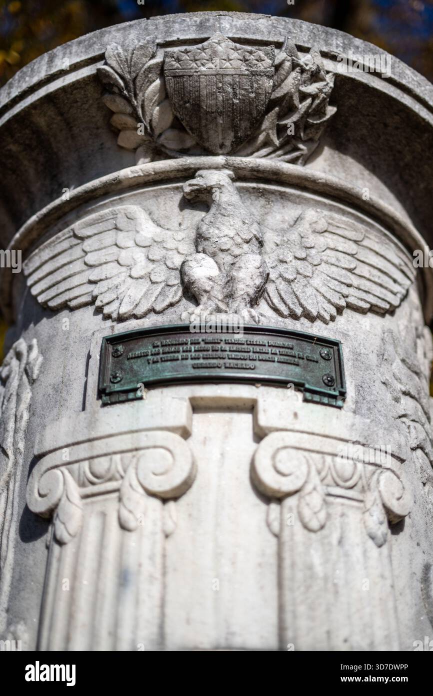 Urne de l'amitié cubaine Parc du Potomac est Washington DC / WASHINGTON DC — la principale inscription sur l'urne de l'amitié cubaine dans le Parc du Potomac est porte les mots du président cubain Gerardo Machado, qui a présenté le monument au président Calvin Coolidge à la Havane en janvier 1928. Le texte espagnol, rendu en anglais par James Goode comme 'la mémoire du Maine tiendra durablement, à travers les âges, les liens d'amitié entre le peuple de Cuba et le peuple des États-Unis d'Amérique', est coulé en bronze avec des lettres en relief sur la face avant du corps de l'urne. Le Banque D'Images