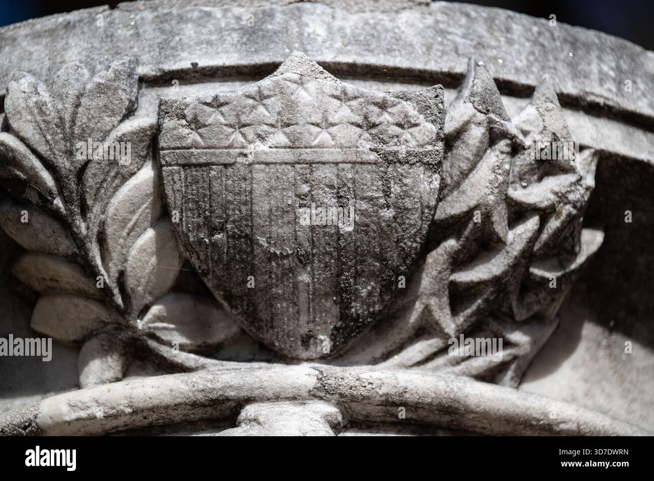 WASHINGTON DC — L'urne de l'amitié cubaine dans le parc East Potomac présente un bouclier de marbre sculpté avec des étoiles et des rayures, flanqué de couronnes de laurier. Ce monument commémore les victimes de l'explosion de l'USS Maine dans le port de la Havane en 1898, un événement qui a conduit à la guerre hispano-américaine. L'urne, cadeau de Cuba aux États-Unis en 1928, symbolise l'amitié durable entre les deux Nations. Il contient de la terre des champs de bataille cubains. L'urne est située à East Potomac Park, Washington D.C. Banque D'Images