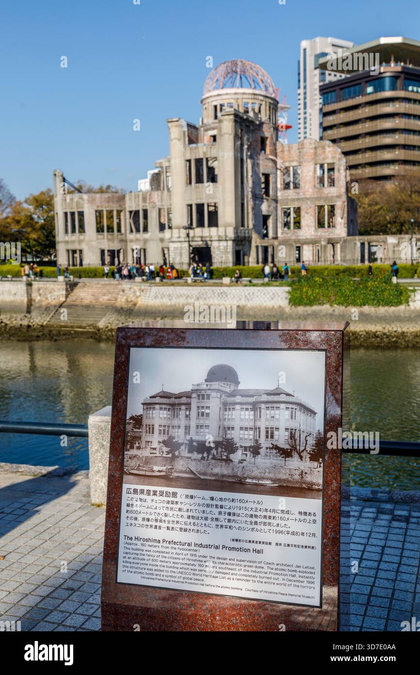 Panneau d'information sur le mémorial de la paix d'Hiroshima, le dôme de la bombe atomique, le parc mémorial de la paix d'Hiroshima, Japon Banque D'Images