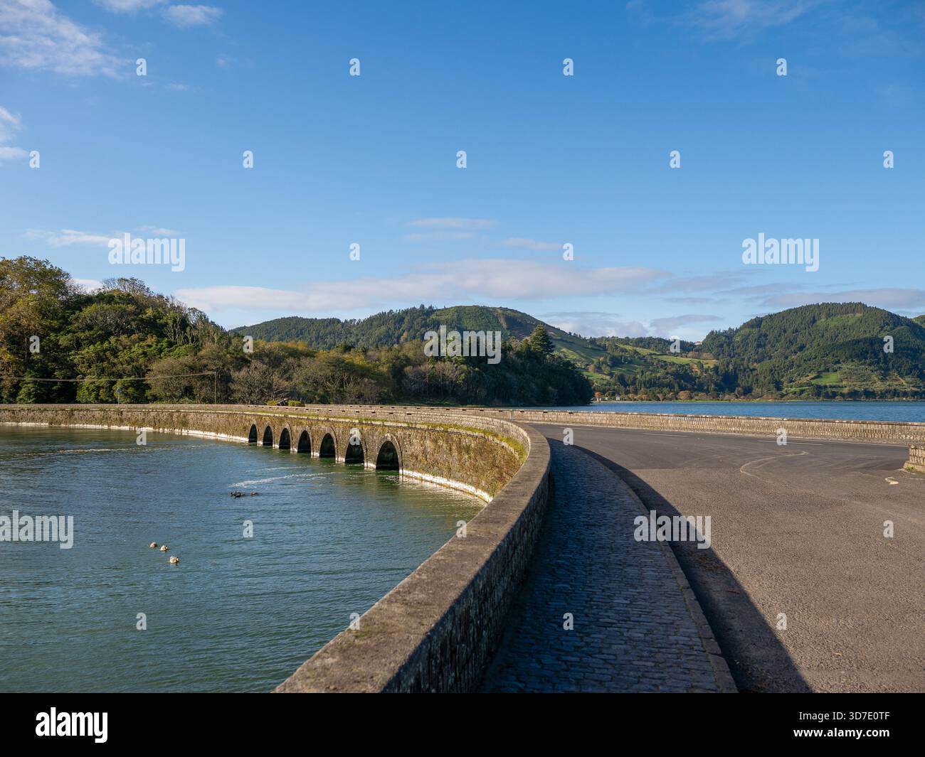 Pont de pierre sur les lacs de cratère de Sete Cidades, île de São Miguel, Açores. Relie Lagoa Verde et Lagoa Azul dans un paysage volcanique spectaculaire. Banque D'Images