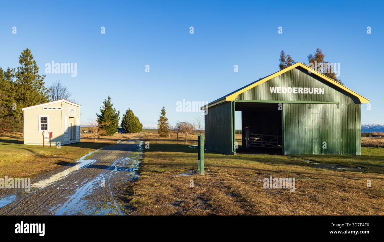 L'ancienne marchandise ferroviaire de Wedderburn se jetait à côté de l'Otago Central Rail Trail dans l'île du Sud de la Nouvelle-Zélande. L'autre bâtiment est un bureau de billetterie Banque D'Images