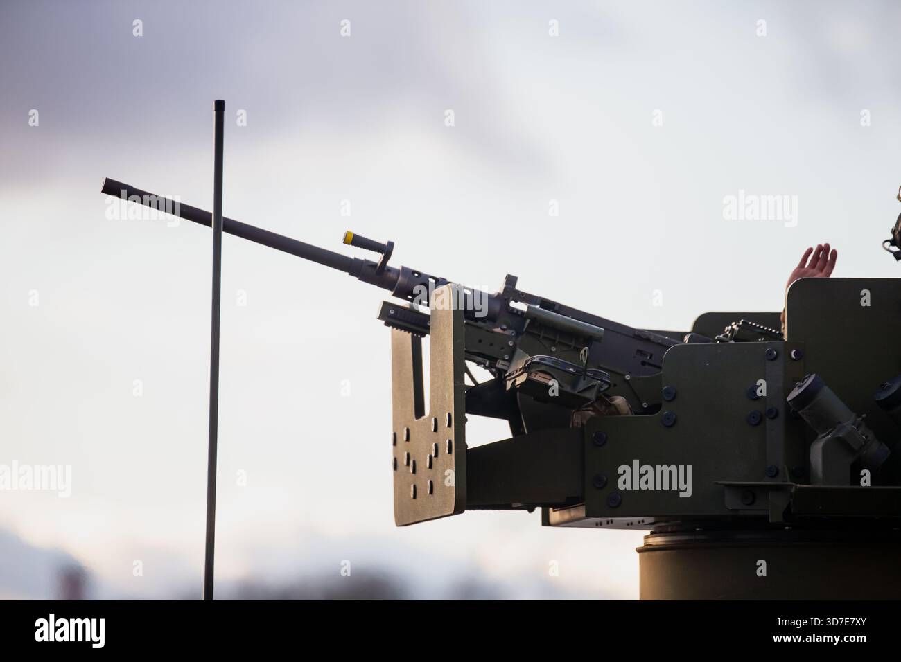 Station d'armement de véhicules blindés de l'OTAN avec mitrailleuse lourde avec système de montage renforcé et disposition opérationnelle alignée avec la défense de l'alliance p Banque D'Images