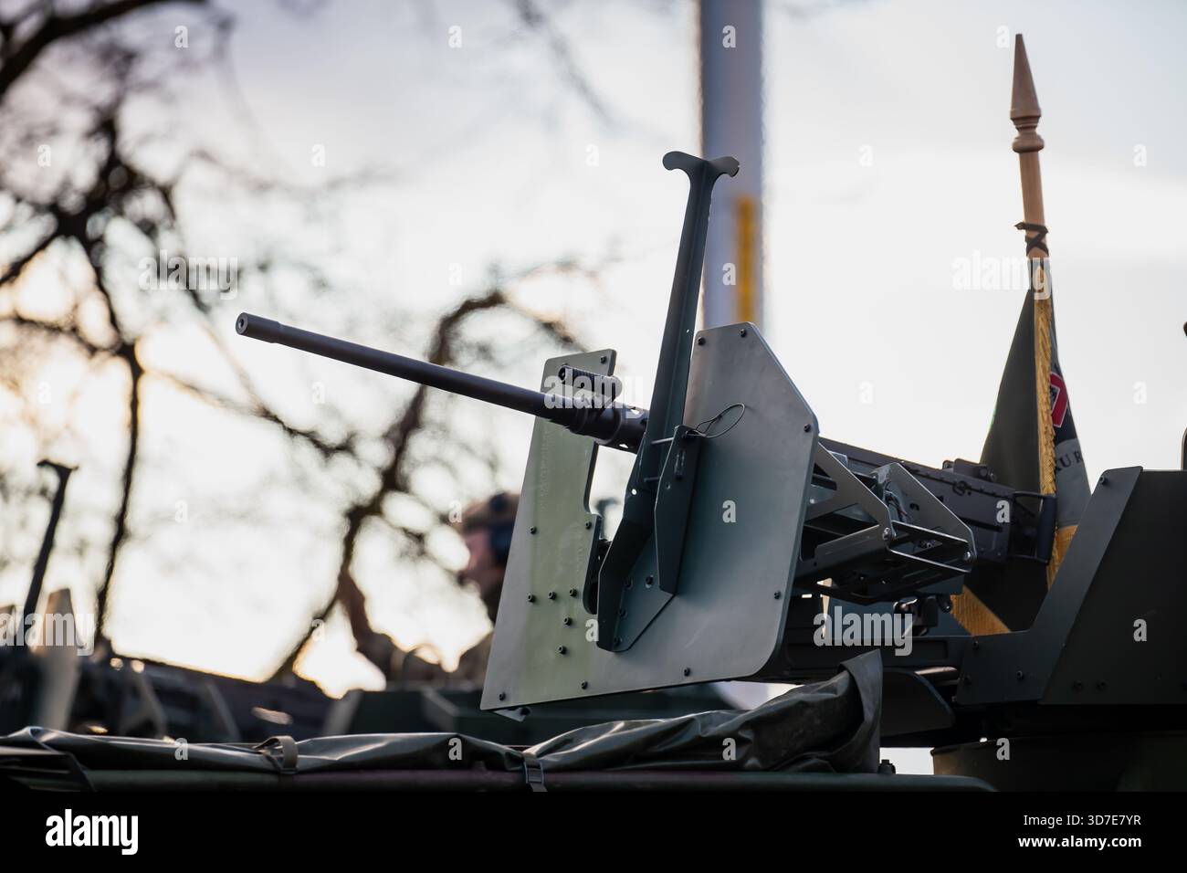 Système d'arme monté par l'OTAN avec boîtier blindé et cadre de support renforcé installé sur une plate-forme de véhicule militaire pendant la présence de défense alliée Banque D'Images