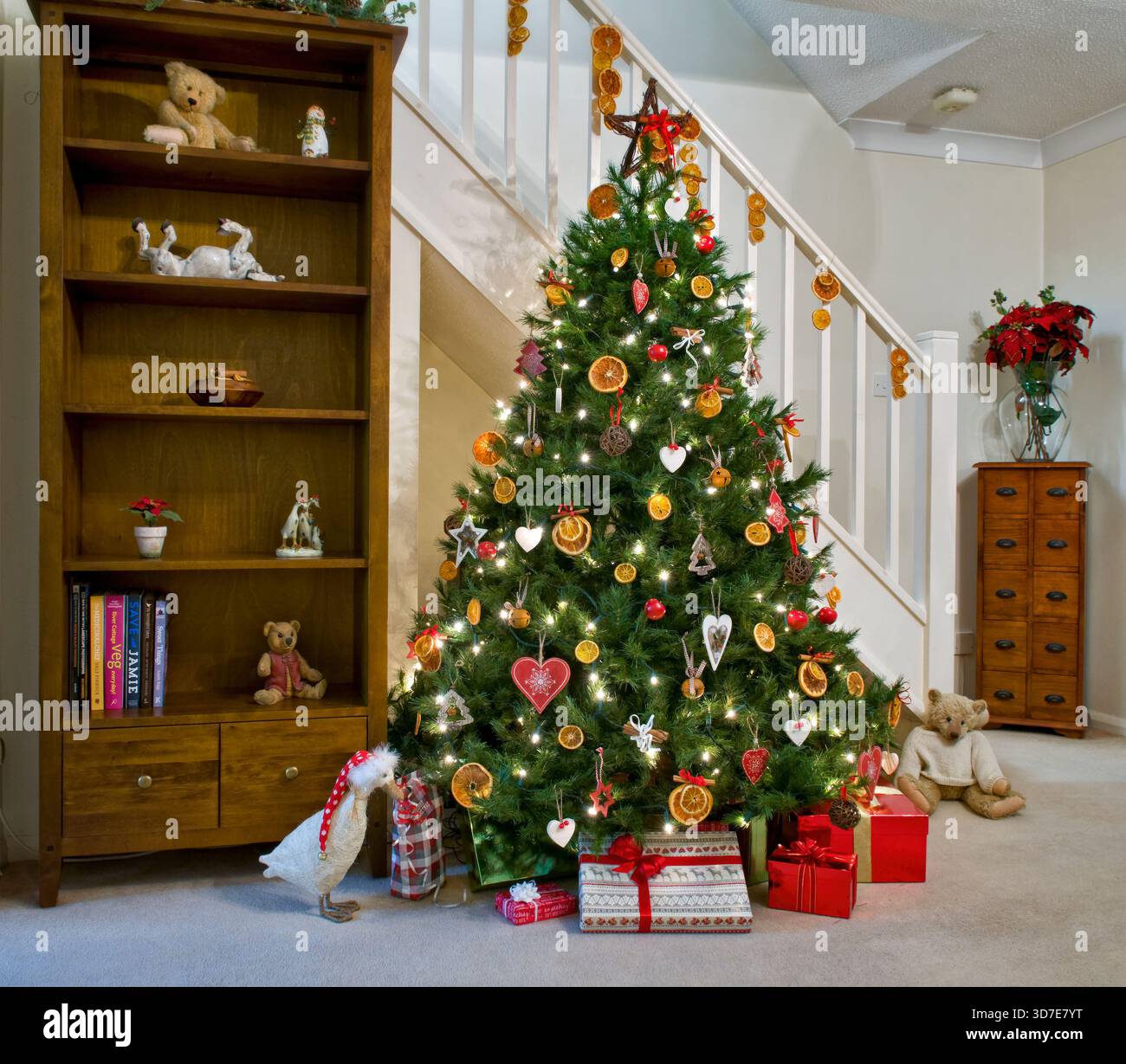 Arbre de Noël décoré dans des décorations rustiques avec des cadeaux dans une scène festive de Noël. Image carrée Banque D'Images