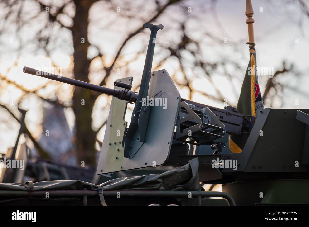 Support d'arme des forces terrestres OTAN avec blindage structurel, configuration de canon étendu et supports mécaniques renforcés intégrés sur vehi blindé Banque D'Images