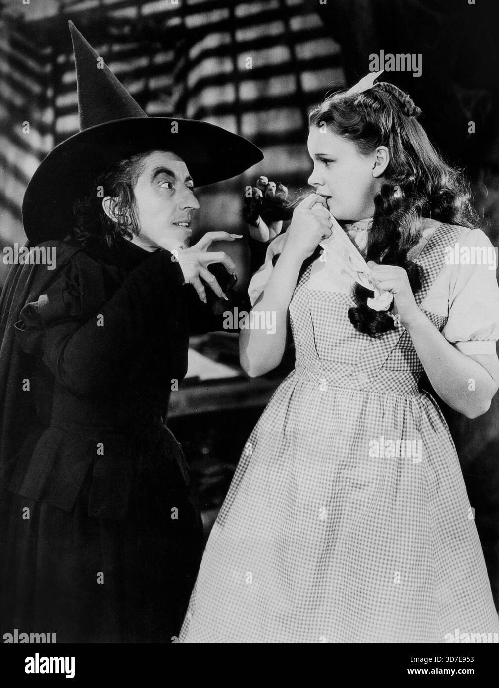 Le magicien d'Oz (MGM, 1939) Judy Garland Dorothy et Margaret Hamilton – la méchante sorcière de l'Ouest – photo de presse de Frank Tanner Banque D'Images