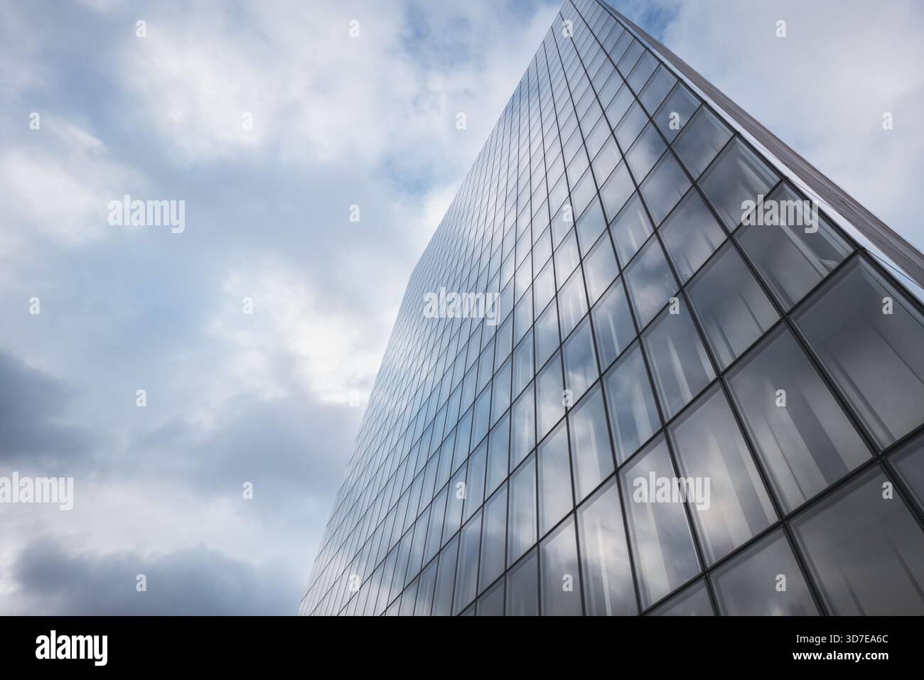 Vue vers le haut de la tour de verre du site François-Mitterrand de la Bibliothèque nationale de France (BNF) contre ciel nuageux, architecture parisienne contemporaine Banque D'Images