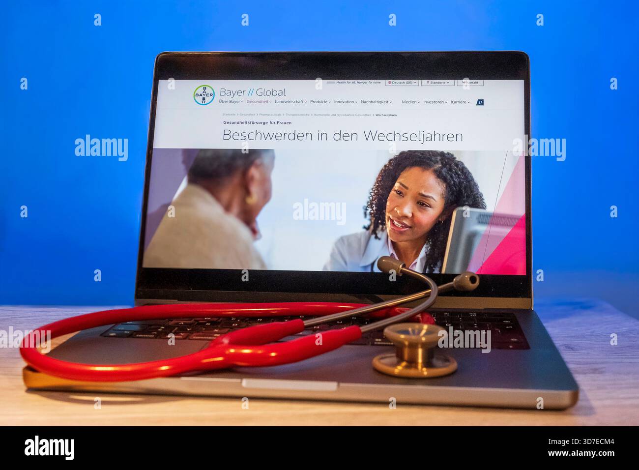 Ordinateur portable affichant le site Web de Bayer AG, qui montre une image informative sur les symptômes de la ménopause. Image symbolique pour l'approbation du médicament Lynk Banque D'Images