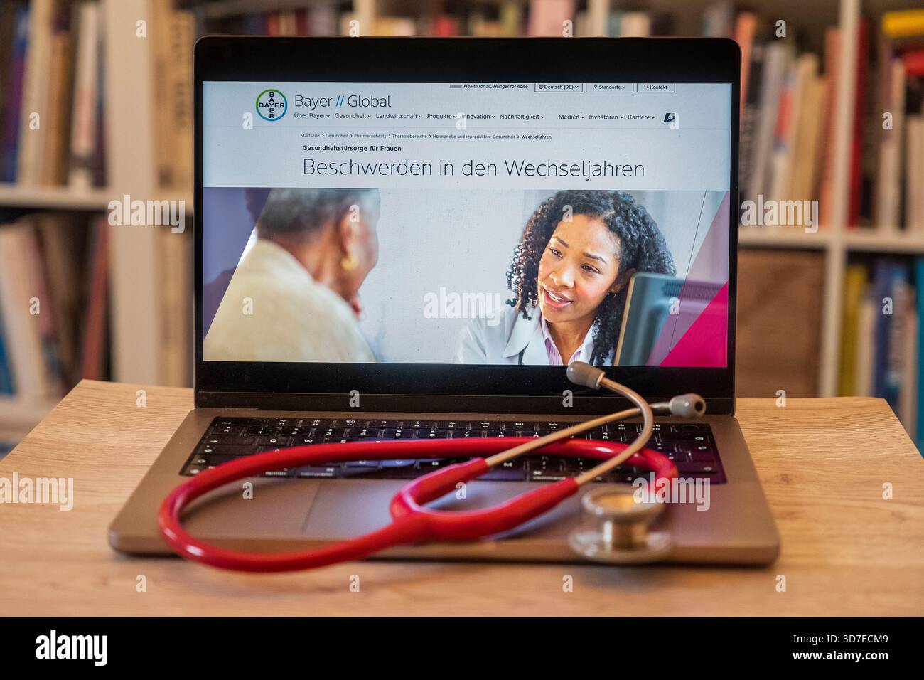 Ordinateur portable affichant le site Web de Bayer AG, qui montre une image informative sur les symptômes de la ménopause. Image symbolique pour l'approbation du médicament Lynk Banque D'Images
