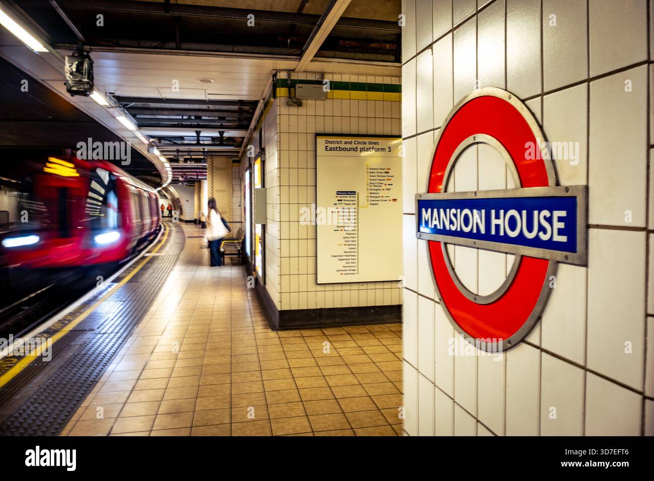 LONDRES - 29 OCTOBRE 2025 : Mansion House Underground Station – Eastbound District & Circle Line Platform Banque D'Images