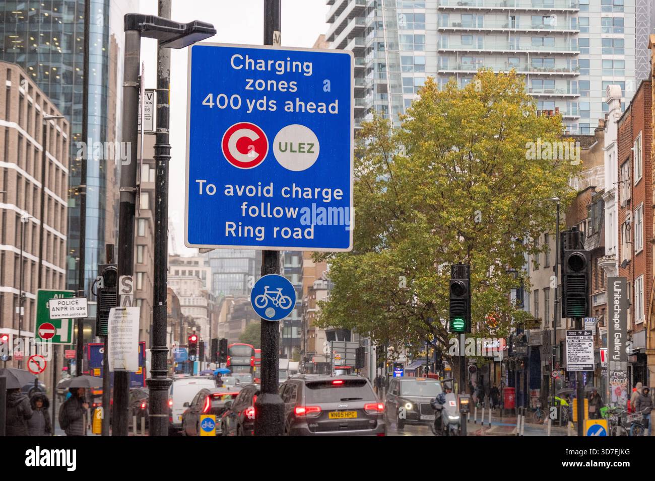 LONDRES - 29 OCTOBRE 2025 : Whitechapel Road E1 – ULEZ et panneau d'avertissement de congestion le jour pluvieux d'automne Banque D'Images
