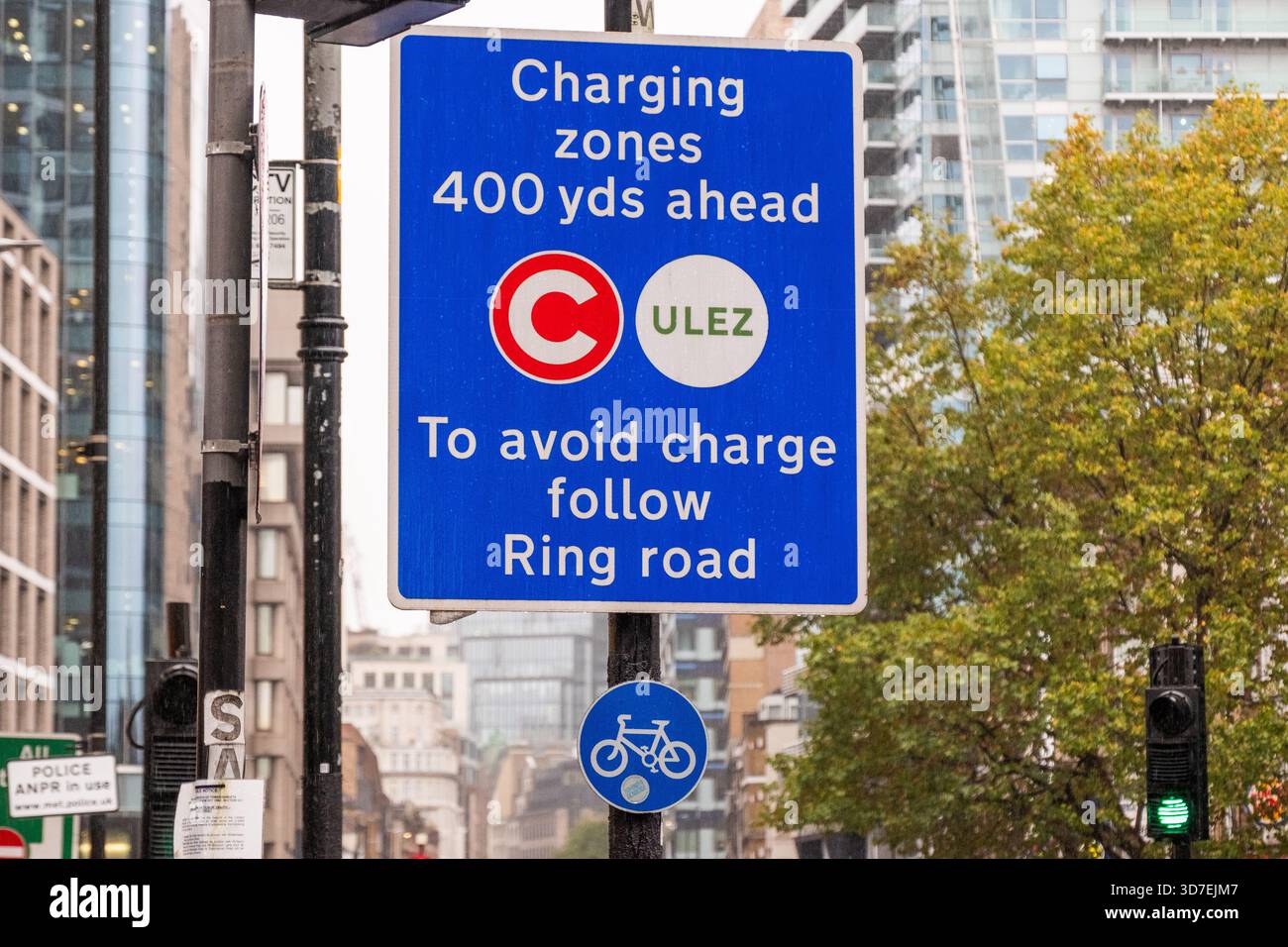 LONDRES - 29 OCTOBRE 2025 : Whitechapel Road E1 – ULEZ et panneau d'avertissement de congestion le jour pluvieux d'automne Banque D'Images