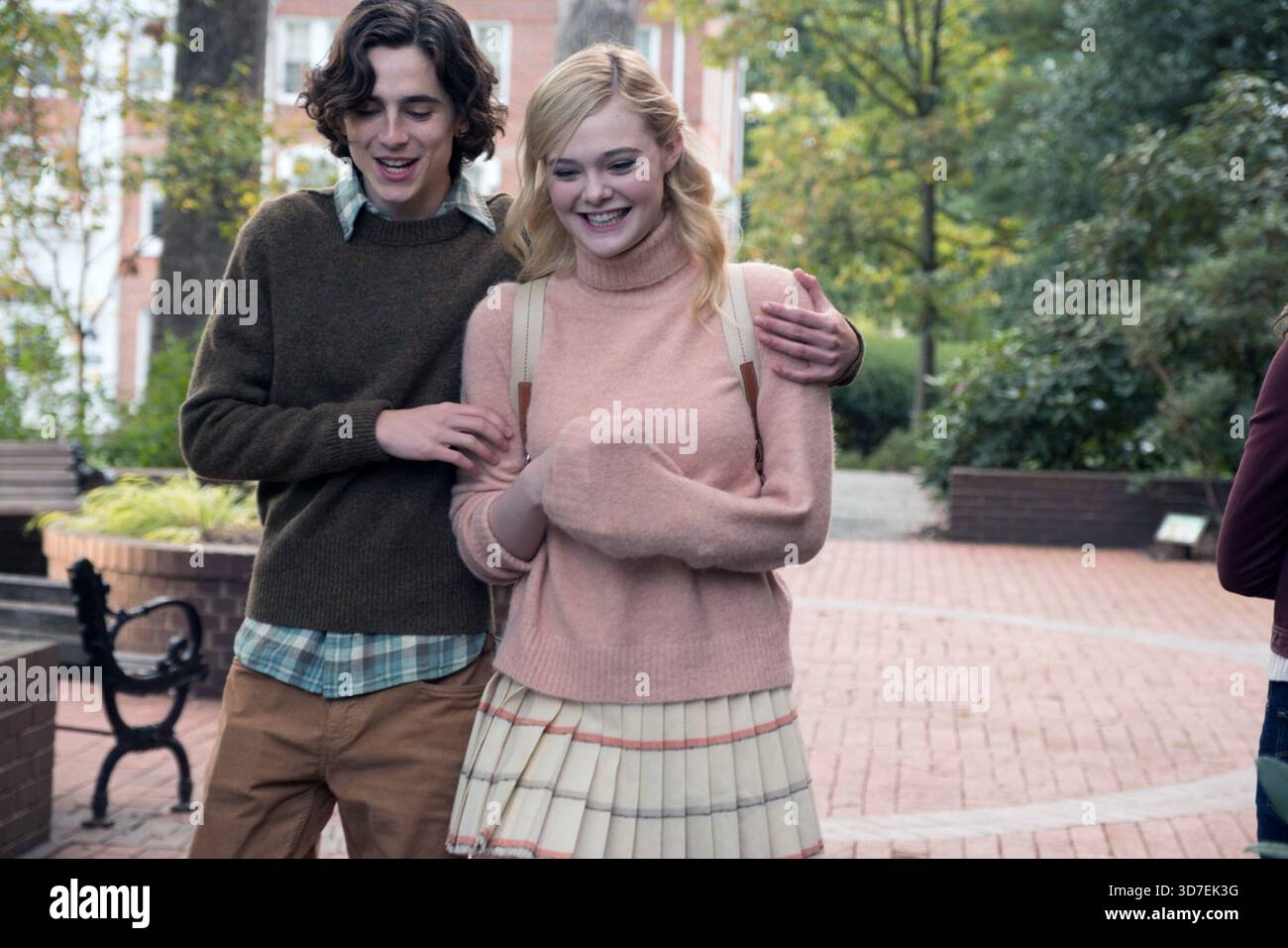 A Rainy Day in New York est un film américain de comédie romantique écrit et réalisé par Woody Allen, sorti en 2019, et mettant en vedette Timothée Chalamet, elle Fanning, Selena Gomez, Jude Law, Diego Luna, et Liev Schreiber. Le film suit les exploits romantiques de deux jeunes étudiants, Gatsby et Ashleigh (Chalamet and Fanning), lors d'une visite de fin de semaine à New York, la ville natale de Gatsby. Il espère approfondir leur relation pendant qu'elle est en ville pour interviewer un réalisateur (Schreiber) pour leur journal universitaire. Banque D'Images