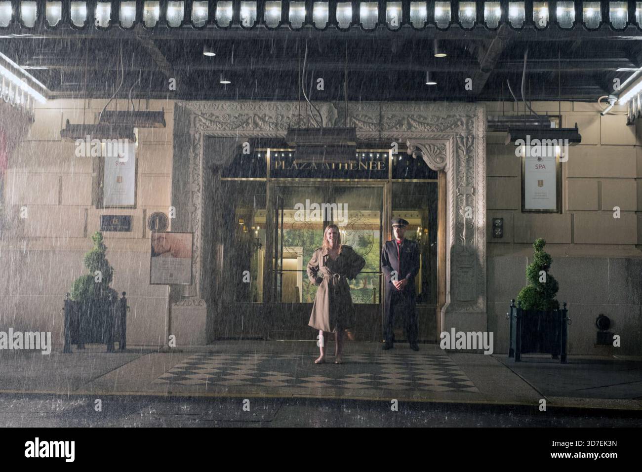 A Rainy Day in New York est un film américain de comédie romantique écrit et réalisé par Woody Allen, sorti en 2019, et mettant en vedette Timothée Chalamet, elle Fanning, Selena Gomez, Jude Law, Diego Luna, et Liev Schreiber. Le film suit les exploits romantiques de deux jeunes étudiants, Gatsby et Ashleigh (Chalamet and Fanning), lors d'une visite de fin de semaine à New York, la ville natale de Gatsby. Il espère approfondir leur relation pendant qu'elle est en ville pour interviewer un réalisateur (Schreiber) pour leur journal universitaire. Banque D'Images