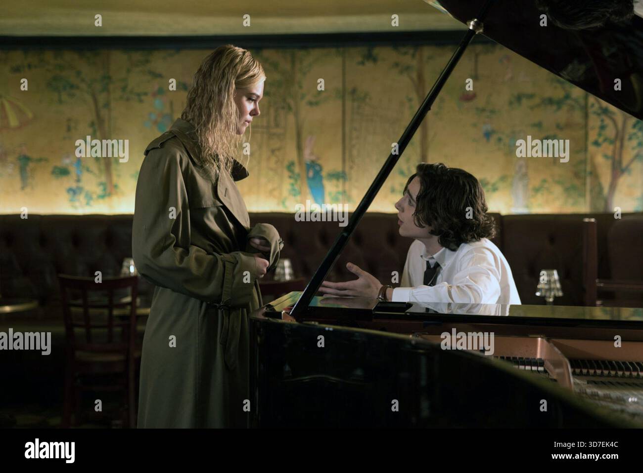 A Rainy Day in New York est un film américain de comédie romantique écrit et réalisé par Woody Allen, sorti en 2019, et mettant en vedette Timothée Chalamet, elle Fanning, Selena Gomez, Jude Law, Diego Luna, et Liev Schreiber. Le film suit les exploits romantiques de deux jeunes étudiants, Gatsby et Ashleigh (Chalamet and Fanning), lors d'une visite de fin de semaine à New York, la ville natale de Gatsby. Il espère approfondir leur relation pendant qu'elle est en ville pour interviewer un réalisateur (Schreiber) pour leur journal universitaire. Banque D'Images