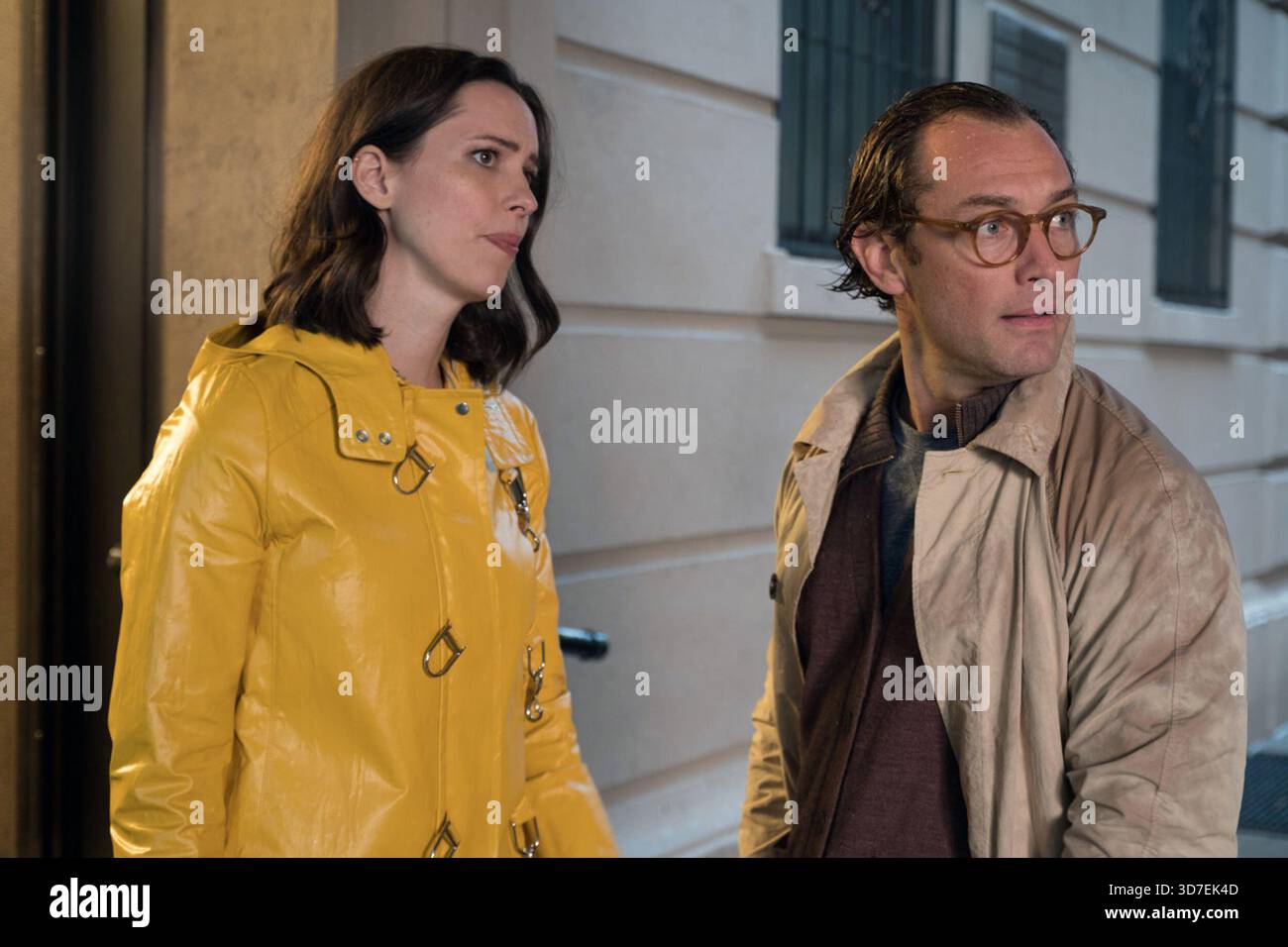 A Rainy Day in New York est un film américain de comédie romantique écrit et réalisé par Woody Allen, sorti en 2019, et mettant en vedette Timothée Chalamet, elle Fanning, Selena Gomez, Jude Law, Diego Luna, et Liev Schreiber. Le film suit les exploits romantiques de deux jeunes étudiants, Gatsby et Ashleigh (Chalamet and Fanning), lors d'une visite de fin de semaine à New York, la ville natale de Gatsby. Il espère approfondir leur relation pendant qu'elle est en ville pour interviewer un réalisateur (Schreiber) pour leur journal universitaire. Banque D'Images