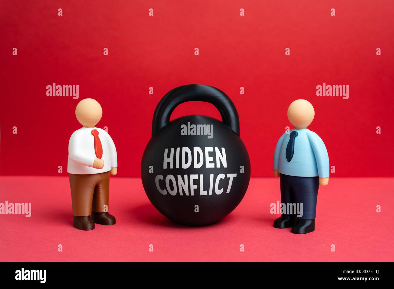 Conflit masqué entre le patron et le subordonné. Tensions sur le lieu de travail, conflits RH et problèmes de gestion. Formation en entreprise, dynamique d'équipe et leadership Banque D'Images