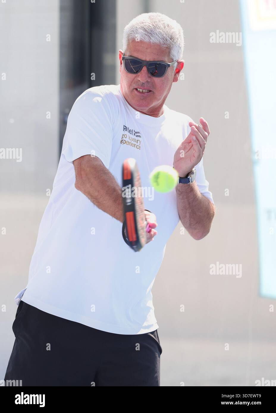 Hernan Flores, entraîneur de padel en action au Kalimera Kriti Hotel & Village Resort, Sissi, Crète, Grèce. Banque D'Images