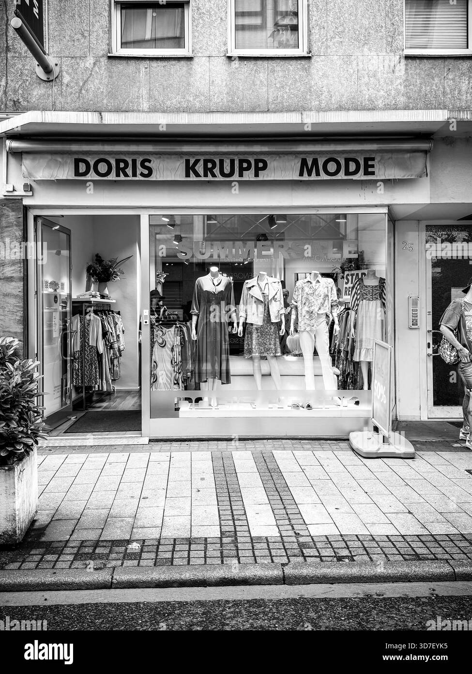 Vue en noir et blanc d'une boutique de mode sur une rue commerçante de Cologne, Allemagne. Banque D'Images