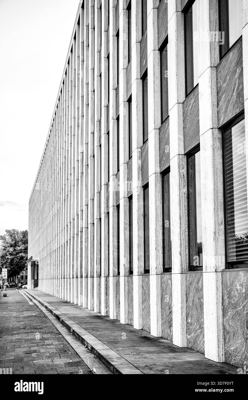Détails architecturaux en noir et blanc de Institut der deutschen Wirtschaft Köln Akademie GmbH, Konrad-Adenauer-Ufer 21, 50668 Köln, Allemagne Banque D'Images