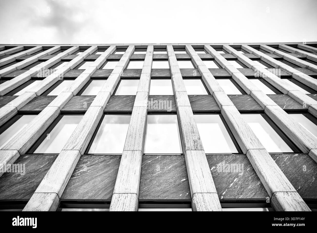 Détails architecturaux en noir et blanc de Institut der deutschen Wirtschaft Köln Akademie GmbH, Konrad-Adenauer-Ufer 21, 50668 Köln, Allemagne Banque D'Images