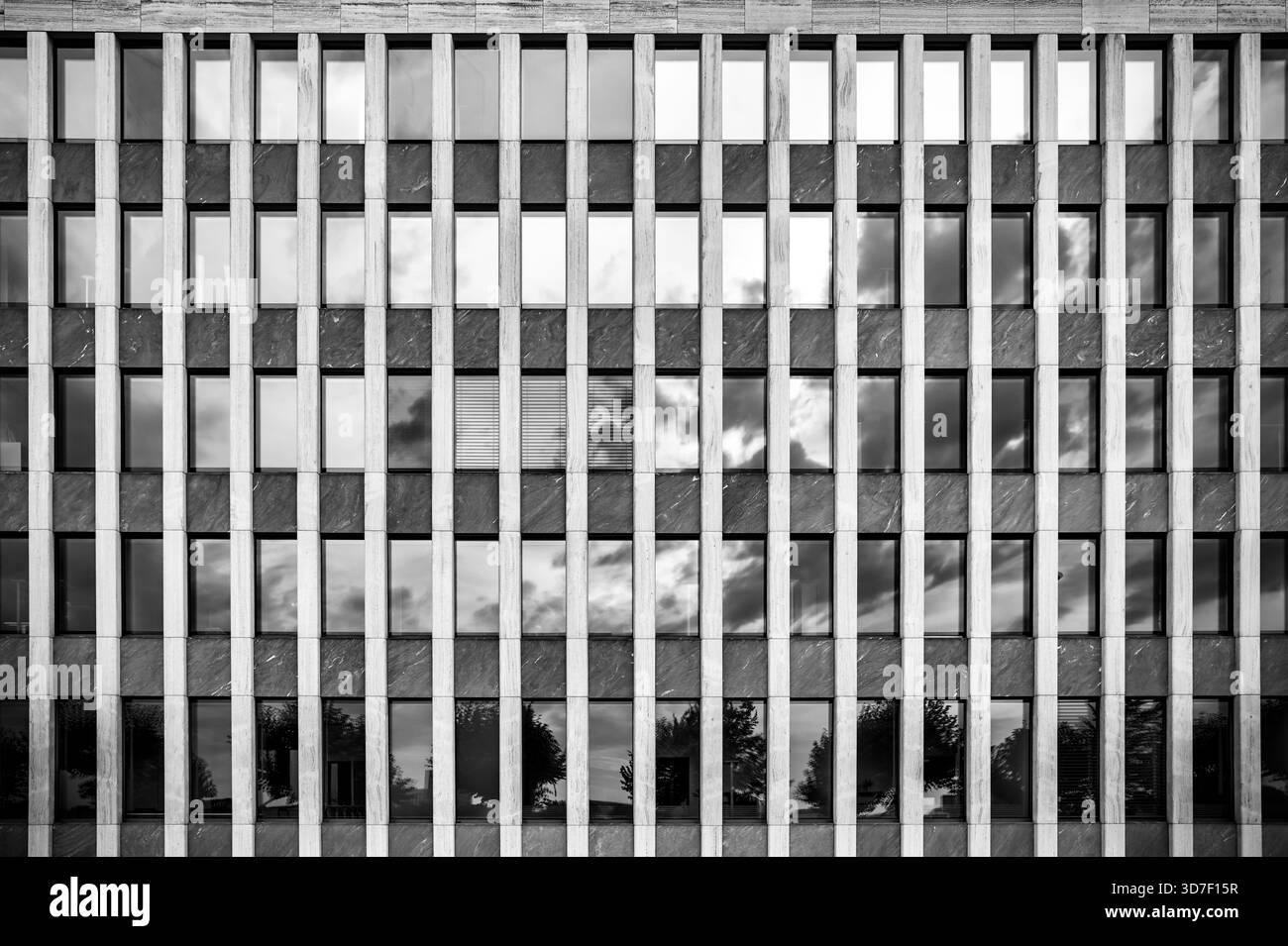 Détails architecturaux en noir et blanc de Institut der deutschen Wirtschaft Köln Akademie GmbH, Konrad-Adenauer-Ufer 21, 50668 Köln, Allemagne Banque D'Images