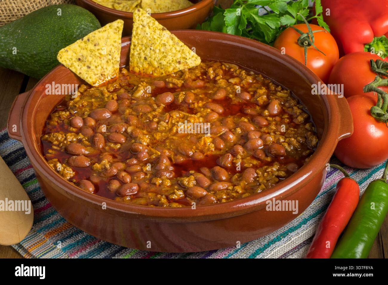 Chili con carne et légumes sur une table Banque D'Images