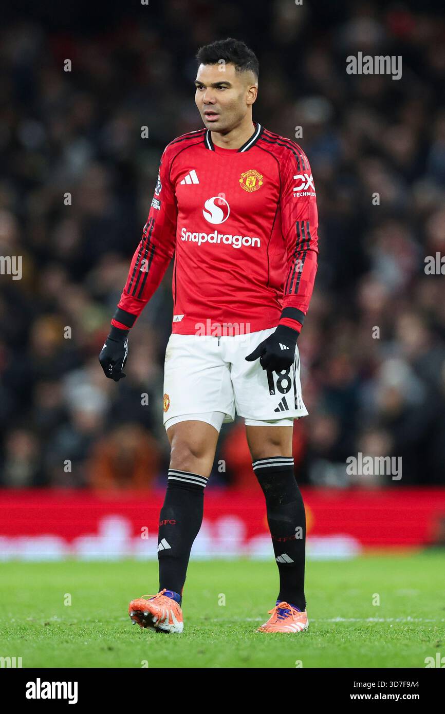 Manchester, Royaume-Uni. 24 novembre 2025. Milieu de terrain de Manchester United Casemiro (18 ans) lors du match Manchester United contre Everton premier League à Old Trafford, Manchester, Angleterre le 24 novembre 2025 crédit : Phil Duncan/Every second Media crédit : Every second Media/Alamy Live News Banque D'Images