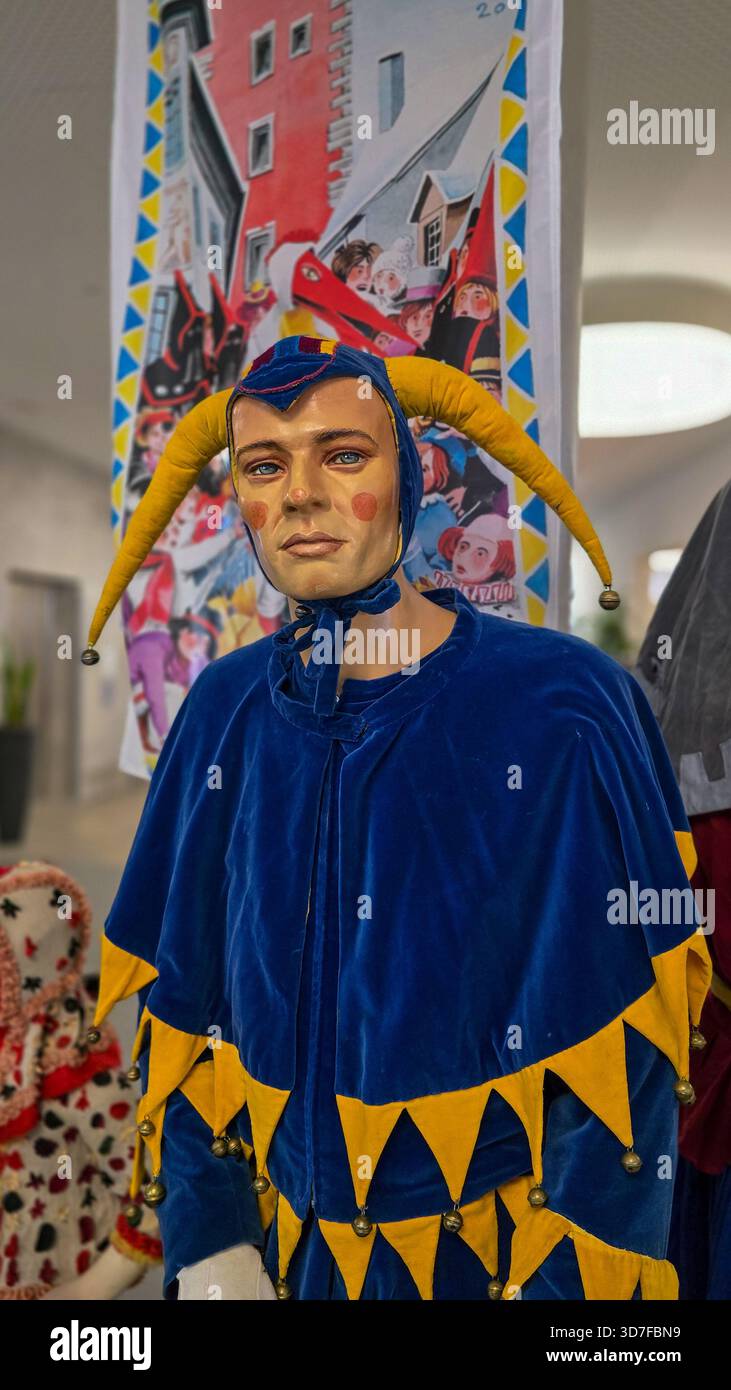 Meersburg, le 27 février 2025. Mannequin en costume bleu et jaune bouffon pour le carnaval allemand Fasnet, Fasnacht ou Fasching. Banque D'Images
