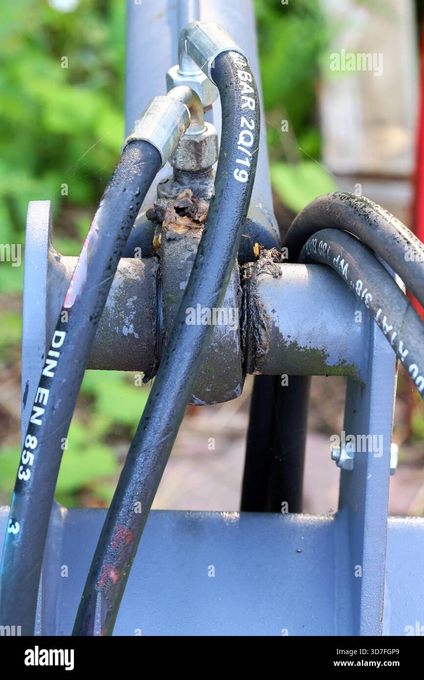 Gros plan sur les flexibles hydrauliques et les raccords sur les machines agricoles Banque D'Images