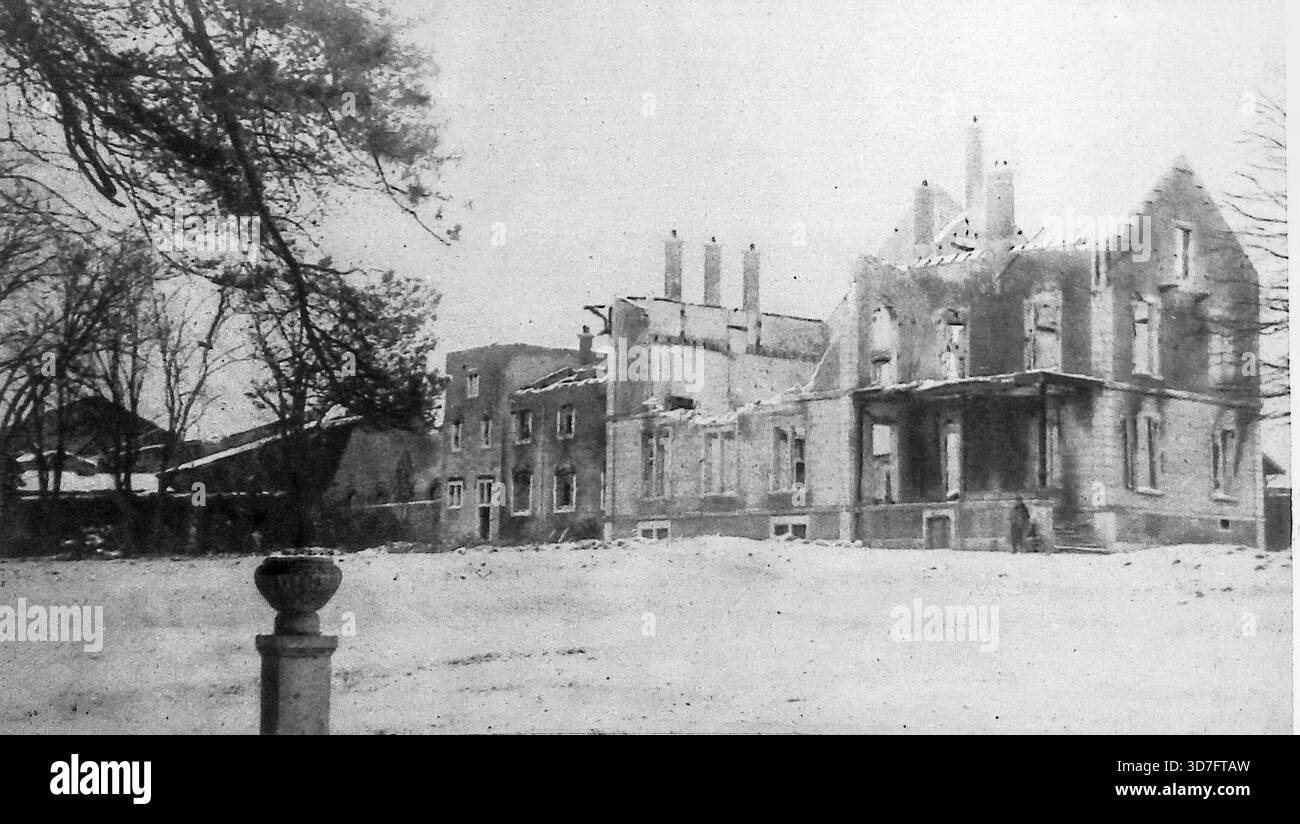 Cette photographie, tirée du numéro du 7 mars 1915 du miroir, capture la maison de campagne en ruines du général Lyautey à CrÈvic, près de LunÈville, en Meurthe-et-Moselle, en France. L'image montre la maison complètement détruite, réduite à des murs et des cheminées noircis et en ruine. Selon la légende, le bâtiment a été spécifiquement visé par l'artillerie allemande (« obu allemands ») au début des combats sur le front occidental parce que les artilleurs allemands savaient qu'il appartenait à la figure militaire et coloniale de premier plan, le général Lyautey (alors résident général français au Maroc). Banque D'Images