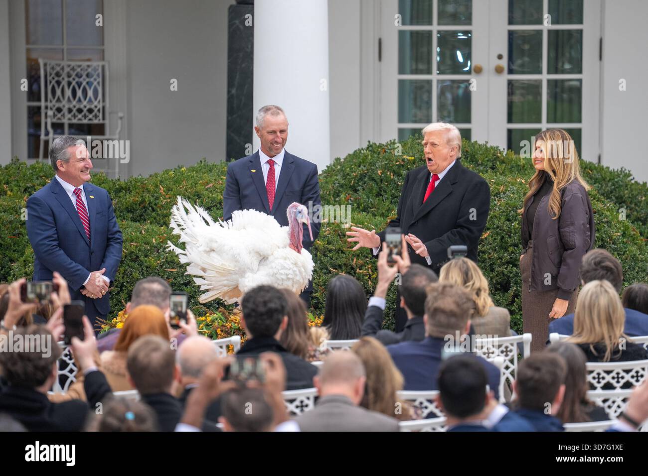 Washington, États-Unis. 25 novembre 2025. Le président américain Donald Trump (2e R) assiste à la cérémonie nationale de grâce de la Turquie à la Maison Blanche à Washington, DC, États-Unis, le 25 novembre 2025. Crédit : HU Yousong/Xinhua/Alamy Live News Banque D'Images