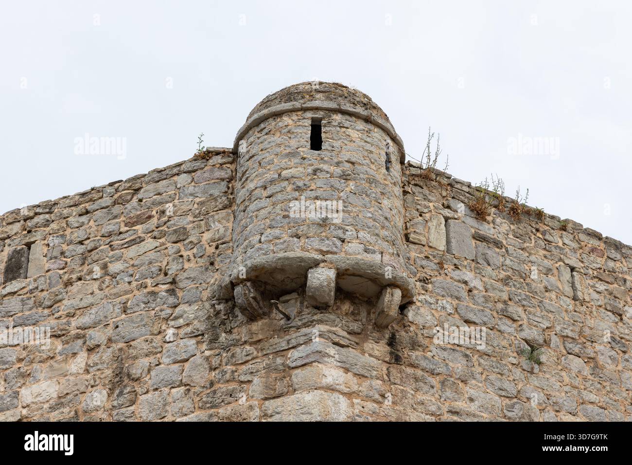 Une vue rapprochée d'un vieux mur de pierre avec une tourelle arrondie faisant saillie d'une forteresse. Citadelle de Budva vieille ville, Monténégro Banque D'Images