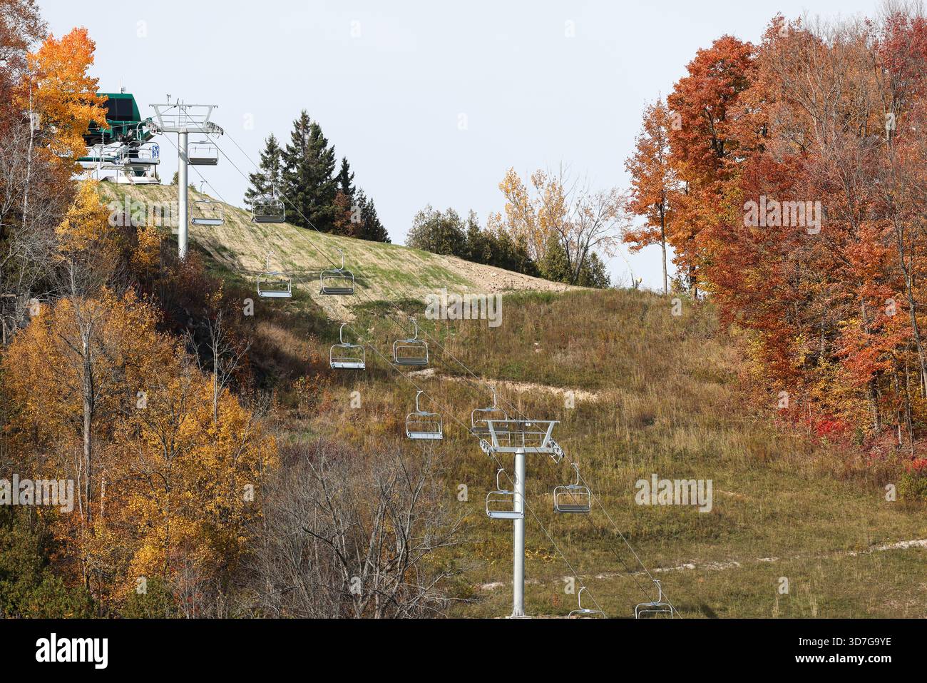 Jour d'automne couvert à la recherche d'une piste de ski vide avec télésiège, couleurs d'automne vibrantes et pas de gens, Canada Banque D'Images