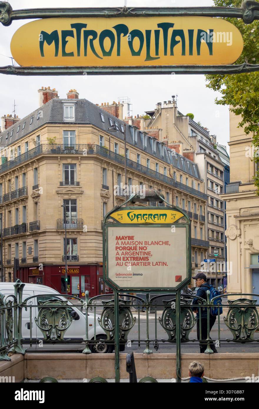 Panneau d'entrée en fer forgé Art nouveau à la station de métro Wagram, Paris, France Banque D'Images