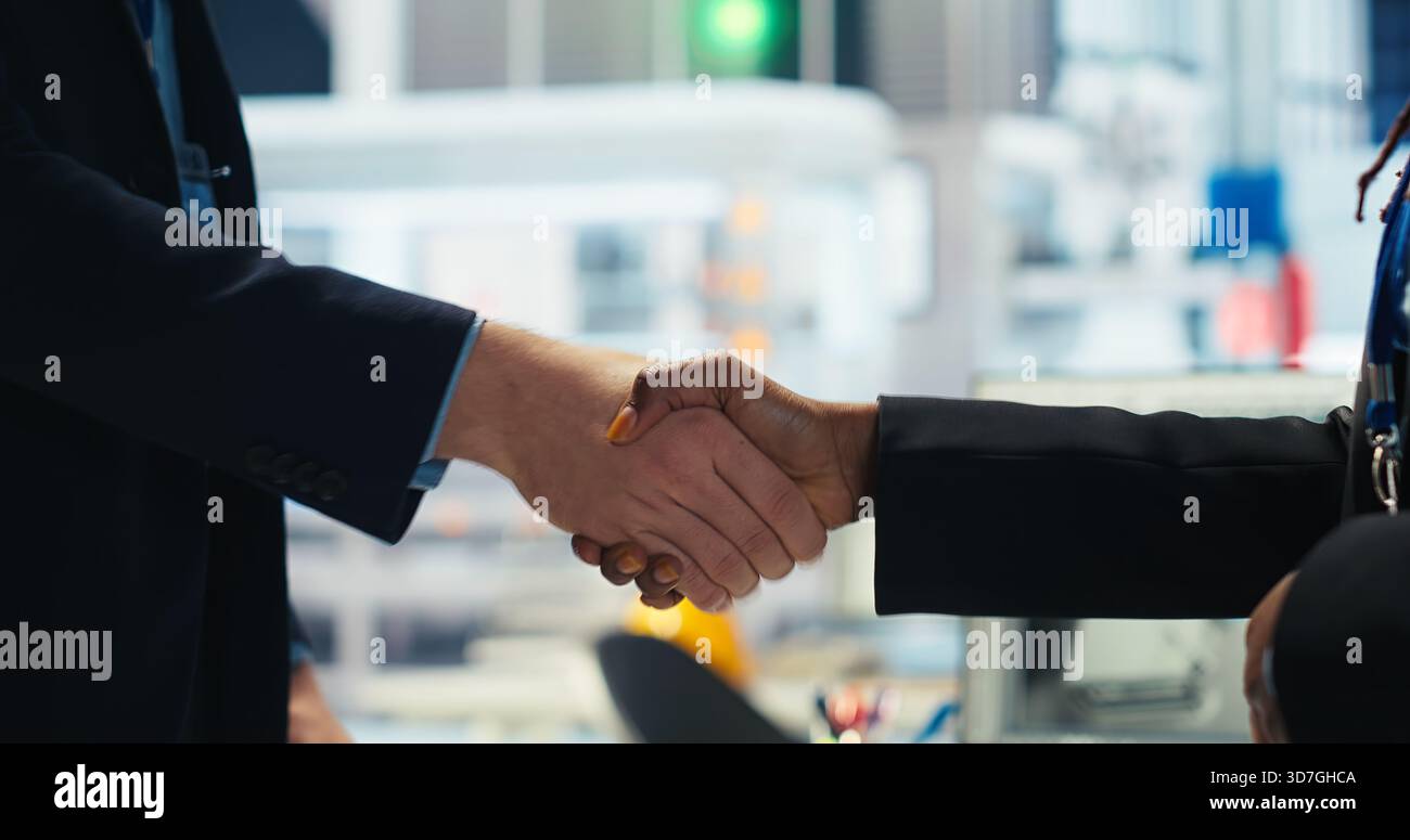 Entrepreneurs se serrant la main dans l'usine de fabrication de panneaux solaires après avoir conclu un accord pour la production d'énergie renouvelable. Hommes d'affaires dans l'affaire de fermeture d'usine photovoltaïque, caméra B close up Banque D'Images