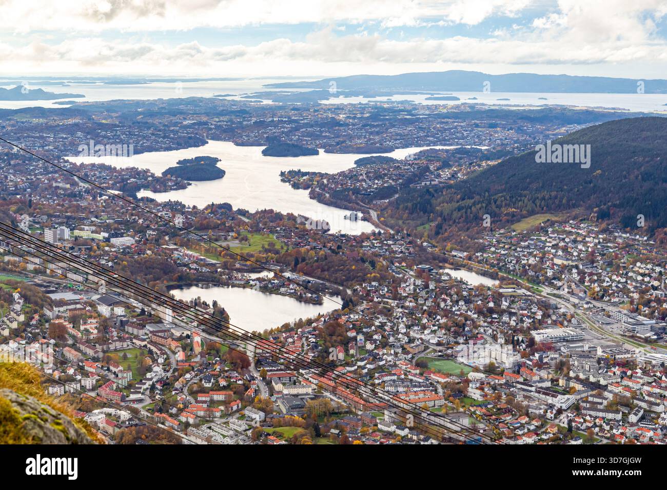 Vue panoramique de Bergen depuis le mont Ulriken par une journée d'automne ensoleillée. Arbres d'automne colorés, fjords étincelants au loin, et charmante ville Banque D'Images