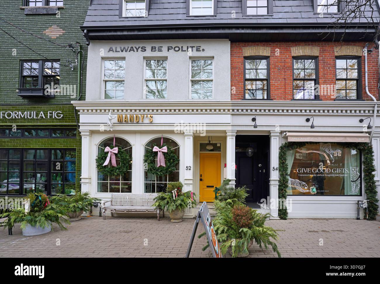 Vieux bâtiments avec des magasins dans le quartier branché West Queen Street de Toronto Banque D'Images