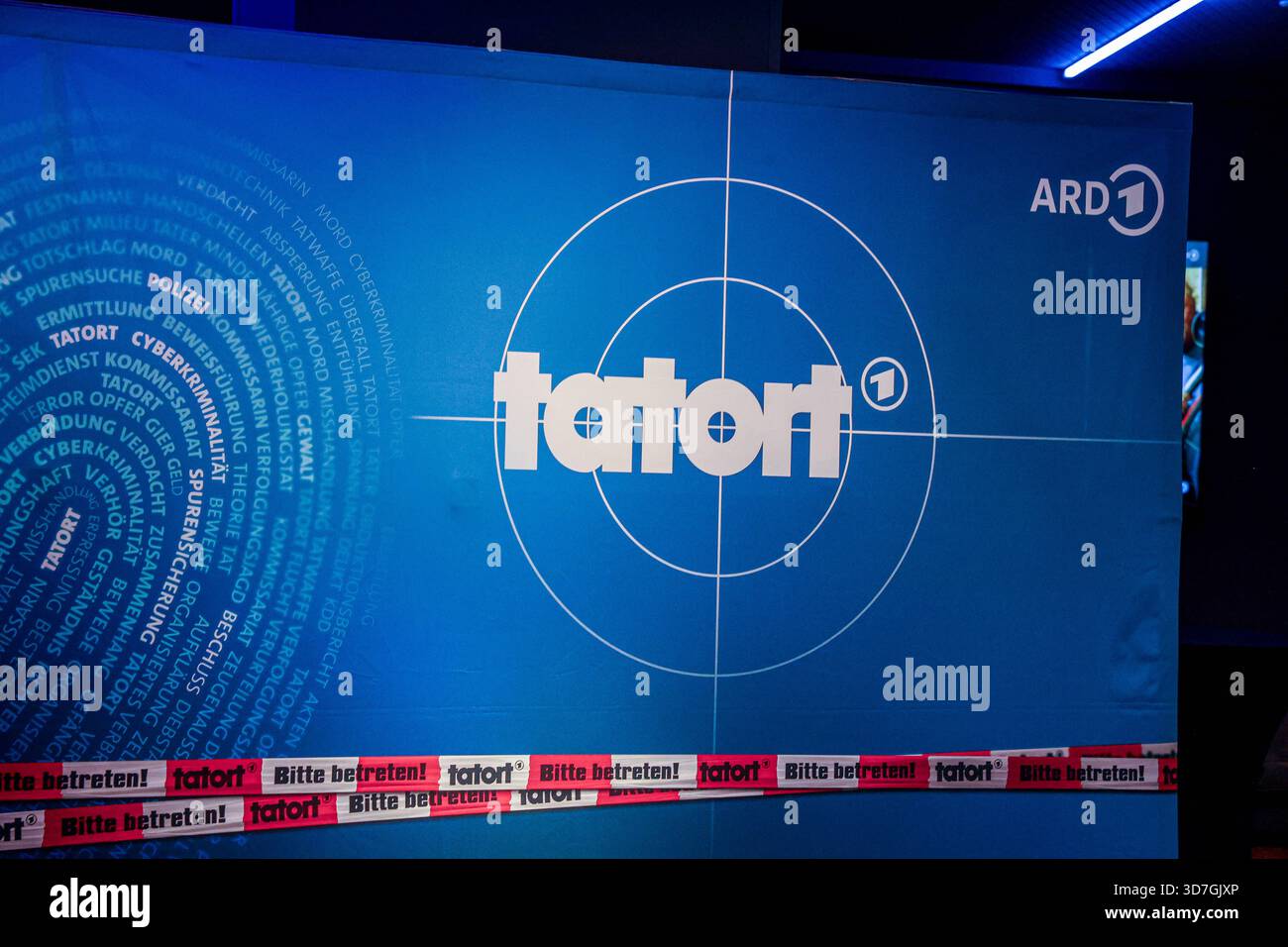 Première Münster-Tatort. Pressetermin zur Premiere des neuen Münster-Tatort Die Erfindung des Rades. Die Ausstrahlung ist AM 7. Dezember im Ersten und der ARD Mediathek. Logo des Krimiserie Tatort. Münster, Nordrhein-Westfalen, DEU, Deutschland, 25.11.2025 *** Premiere Münster Tatort événement de presse pour la première de la nouvelle Münster Tatort Die Erfindung des Rades L'émission est diffusée le 7 décembre sur ARD et le logo ARD Mediathek de la série criminelle Tatort Münster, Rhénanie du Nord-Westphalie, DEU, Allemagne, 25 11 2025 Banque D'Images