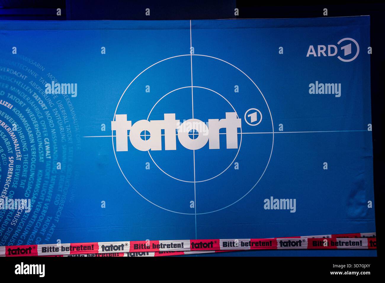 Première Münster-Tatort. Pressetermin zur Premiere des neuen Münster-Tatort Die Erfindung des Rades. Die Ausstrahlung ist AM 7. Dezember im Ersten und der ARD Mediathek. Logo des Krimiserie Tatort. Münster, Nordrhein-Westfalen, DEU, Deutschland, 25.11.2025 *** Premiere Münster Tatort événement de presse pour la première de la nouvelle Münster Tatort Die Erfindung des Rades L'émission est diffusée le 7 décembre sur ARD et le logo ARD Mediathek de la série criminelle Tatort Münster, Rhénanie du Nord-Westphalie, DEU, Allemagne, 25 11 2025 Banque D'Images
