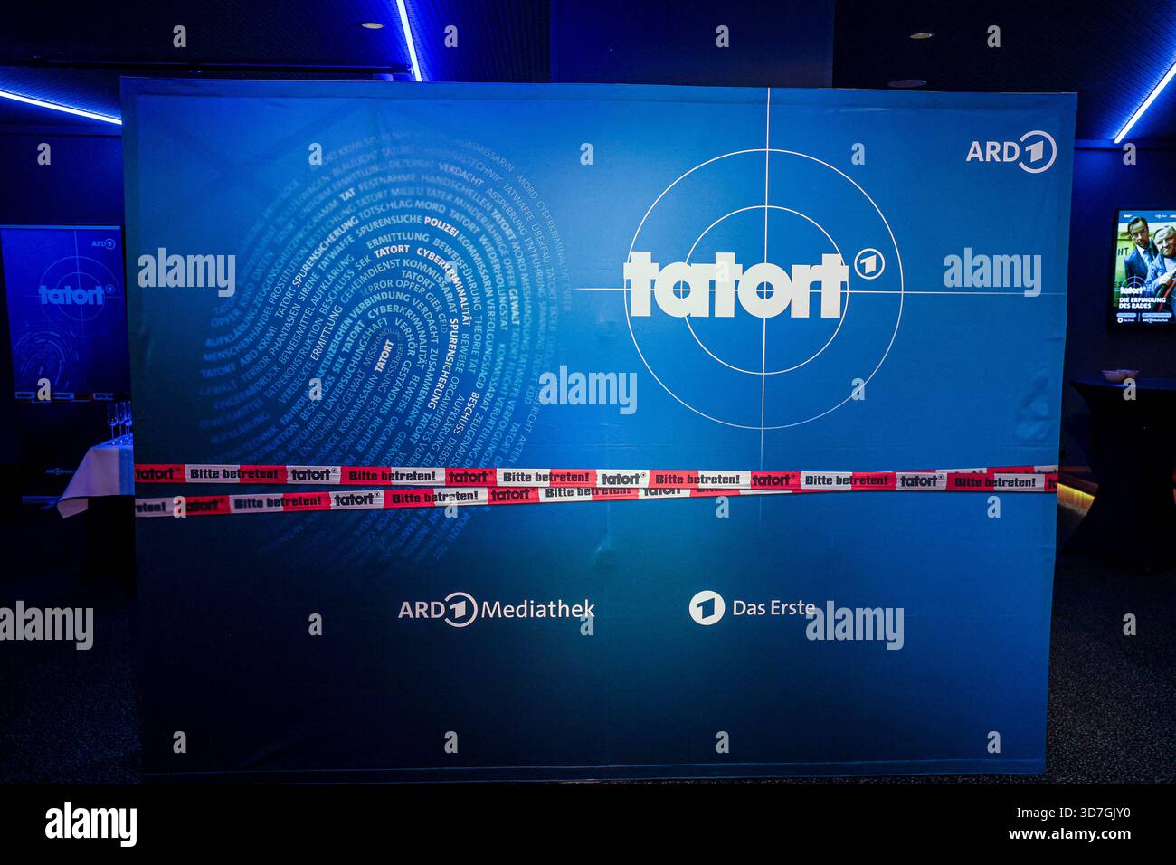 Première Münster-Tatort. Pressetermin zur Premiere des neuen Münster-Tatort Die Erfindung des Rades. Die Ausstrahlung ist AM 7. Dezember im Ersten und der ARD Mediathek. Logo des Krimiserie Tatort. Münster, Nordrhein-Westfalen, DEU, Deutschland, 25.11.2025 *** Premiere Münster Tatort événement de presse pour la première de la nouvelle Münster Tatort Die Erfindung des Rades L'émission est diffusée le 7 décembre sur ARD et le logo ARD Mediathek de la série criminelle Tatort Münster, Rhénanie du Nord-Westphalie, DEU, Allemagne, 25 11 2025 Banque D'Images