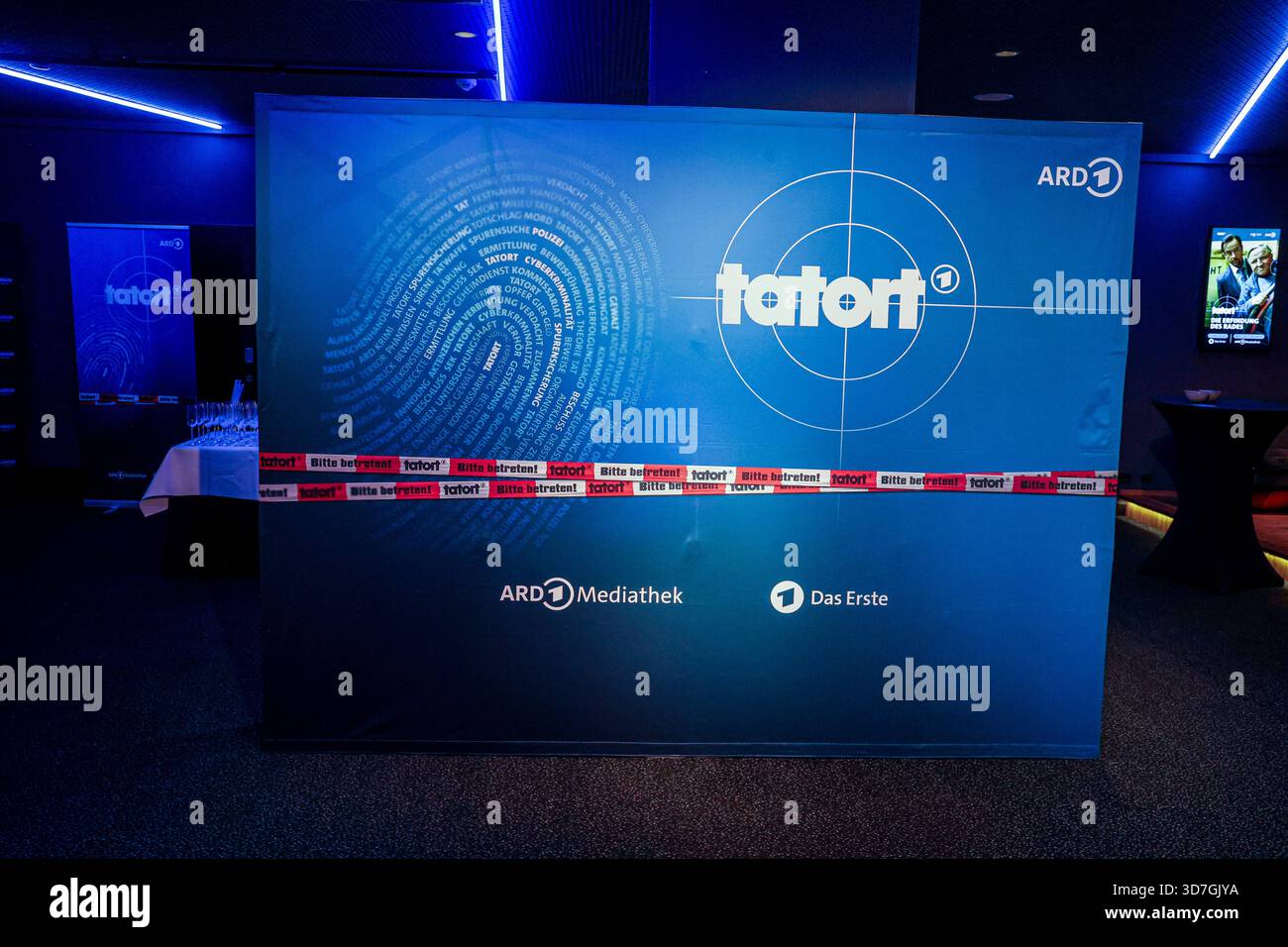 Première Münster-Tatort. Pressetermin zur Premiere des neuen Münster-Tatort Die Erfindung des Rades. Die Ausstrahlung ist AM 7. Dezember im Ersten und der ARD Mediathek. Logo des Krimiserie Tatort. Münster, Nordrhein-Westfalen, DEU, Deutschland, 25.11.2025 *** Premiere Münster Tatort événement de presse pour la première de la nouvelle Münster Tatort Die Erfindung des Rades L'émission est diffusée le 7 décembre sur ARD et le logo ARD Mediathek de la série criminelle Tatort Münster, Rhénanie du Nord-Westphalie, DEU, Allemagne, 25 11 2025 Banque D'Images