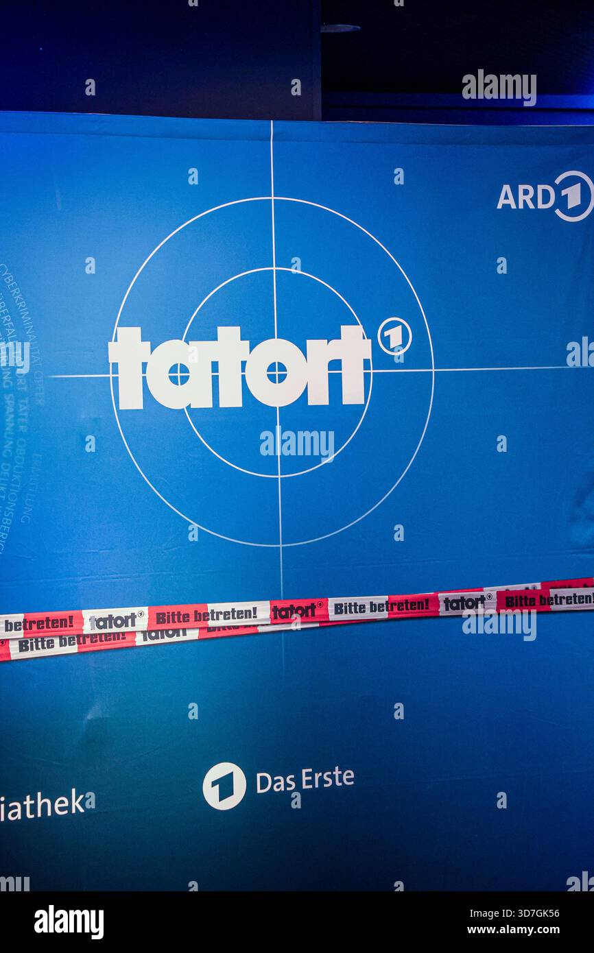 Première Münster-Tatort. Pressetermin zur Premiere des neuen Münster-Tatort Die Erfindung des Rades. Die Ausstrahlung ist AM 7. Dezember im Ersten und der ARD Mediathek. Logo des Krimiserie Tatort. Münster, Nordrhein-Westfalen, DEU, Deutschland, 25.11.2025 *** Premiere Münster Tatort événement de presse pour la première de la nouvelle Münster Tatort Die Erfindung des Rades L'émission est diffusée le 7 décembre sur ARD et le logo ARD Mediathek de la série criminelle Tatort Münster, Rhénanie du Nord-Westphalie, DEU, Allemagne, 25 11 2025 Banque D'Images